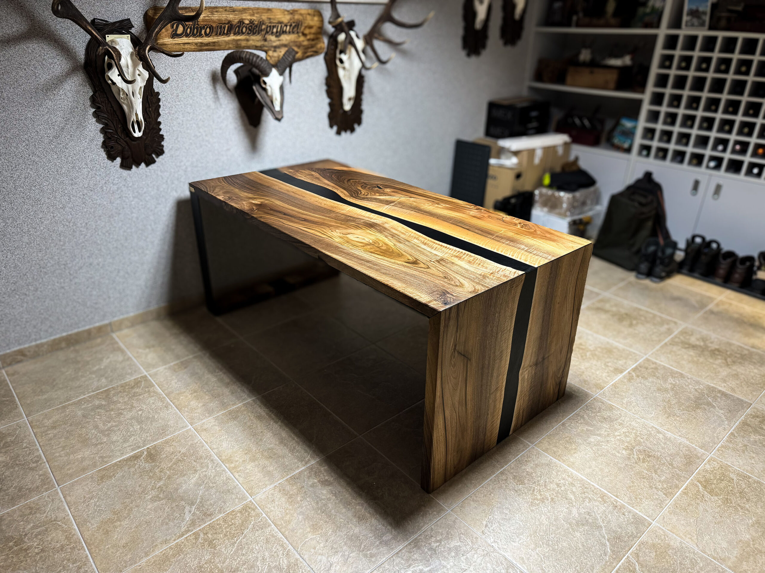 Black Waterfall | BLAGOVAONSKI STOL - Slika 3