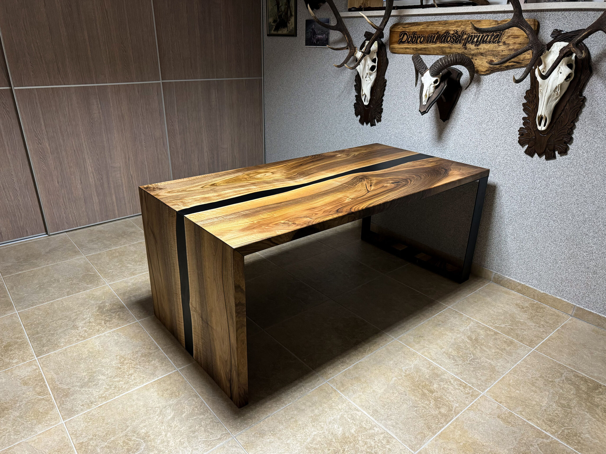 Black Waterfall | BLAGOVAONSKI STOL - Slika 2